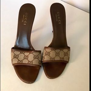 Gucci brown & tan logo print slide heels 8.5